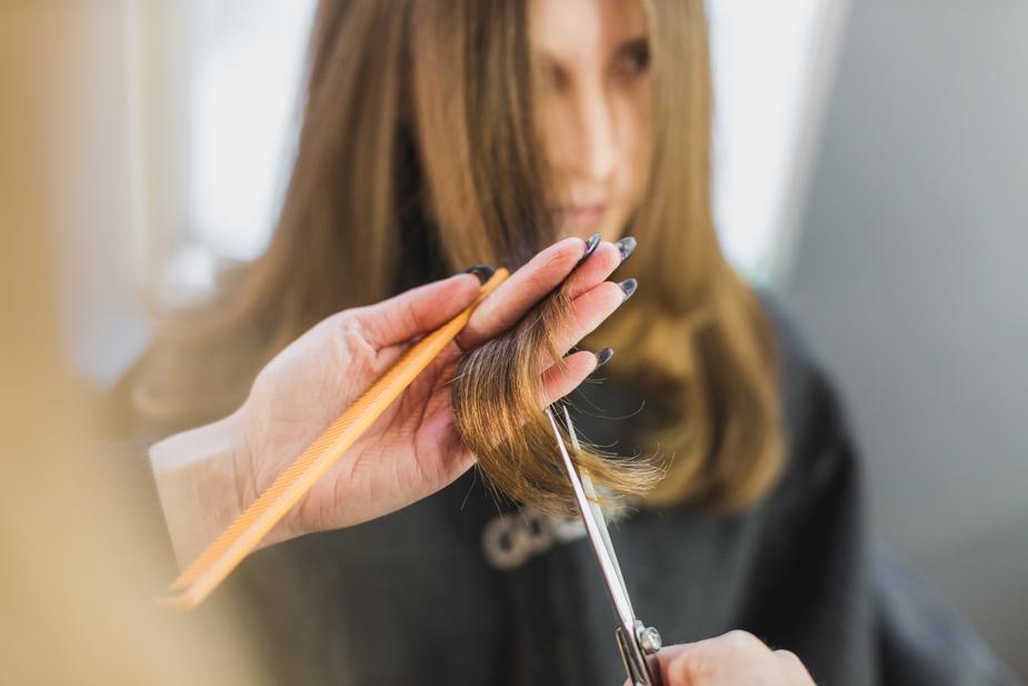 woman-getting-hair-cut-at-salon_925x